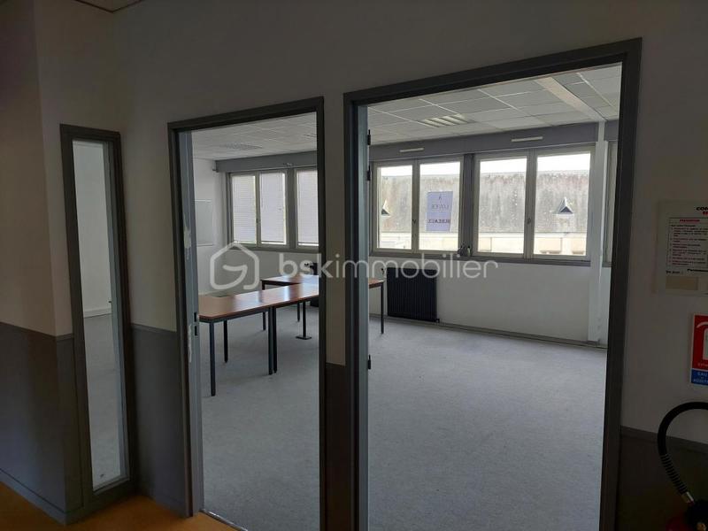 Local commercial - 1 800 m² - 20 pièces