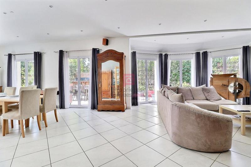 Maison - 250 m² - 10 pièces