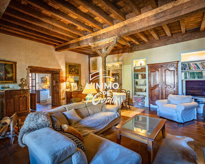 Maison - 300 m² - 16 pièces