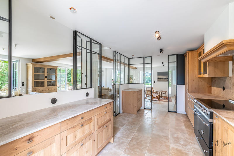 Maison - 240 m² - 8 pièces