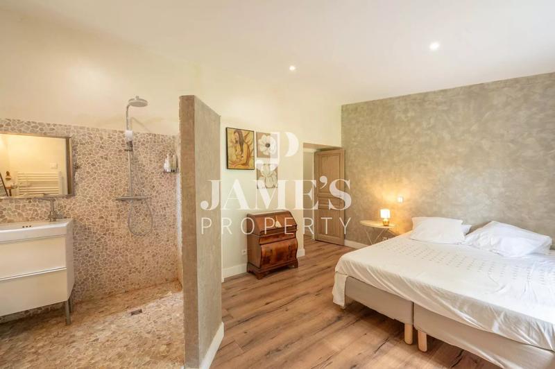 Maison - 300 m² - 7 pièces