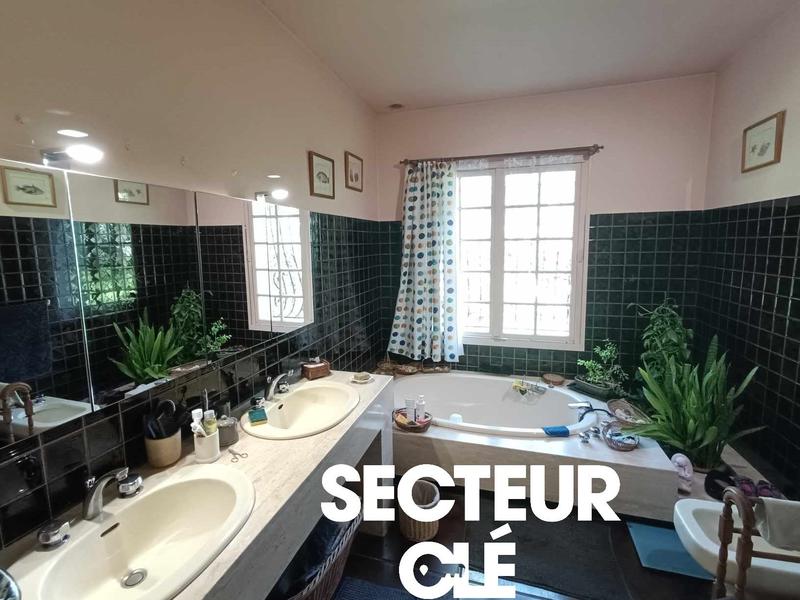 Maison - 230 m² - 5 pièces