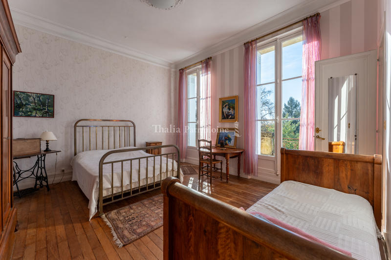 Propriété - 250 m² - 8 pièces