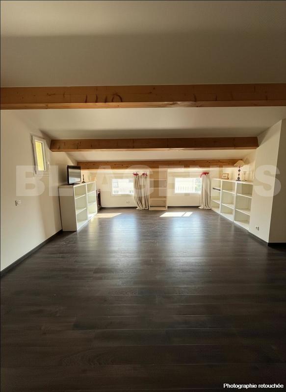 Maison traditionnelle - 220 m² - 12 pièces