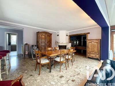 Maison - 233 m² - 7 pièces