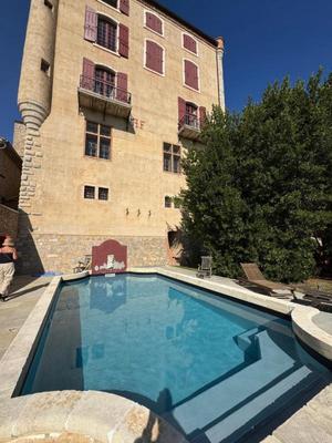 Château - 5 000 m² - 99 pièces