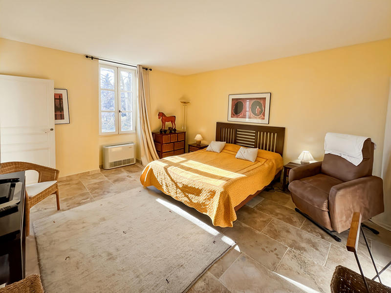 Maison - 335 m² - 9 pièces