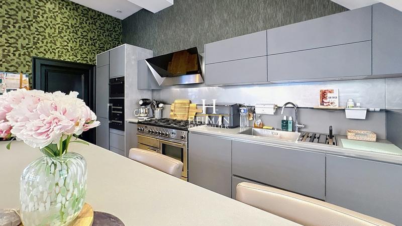 Maison - 250 m² - 8 pièces