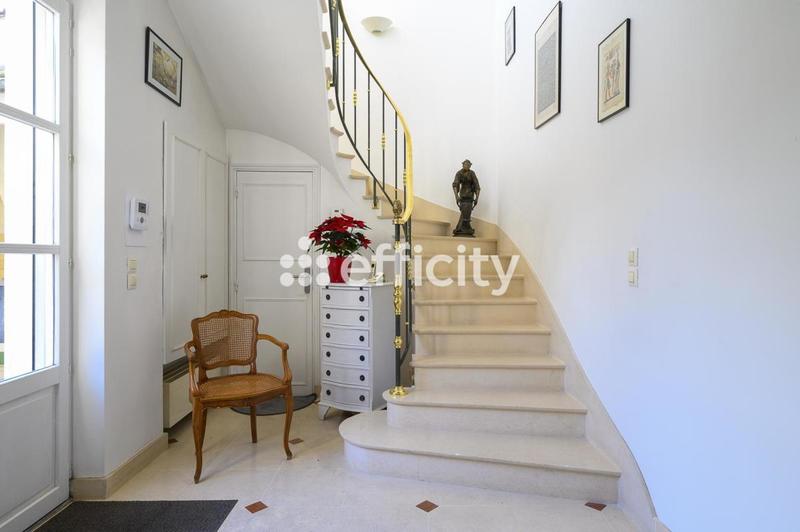 Maison - 223 m² - 9 pièces