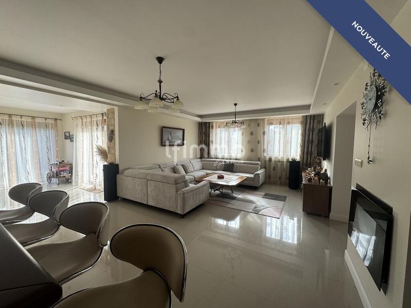 Demeure - 244 m² - 7 pièces