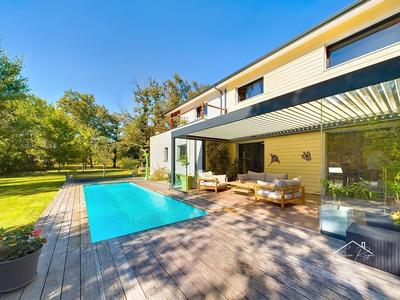 Maison - 224 m² - 8 pièces