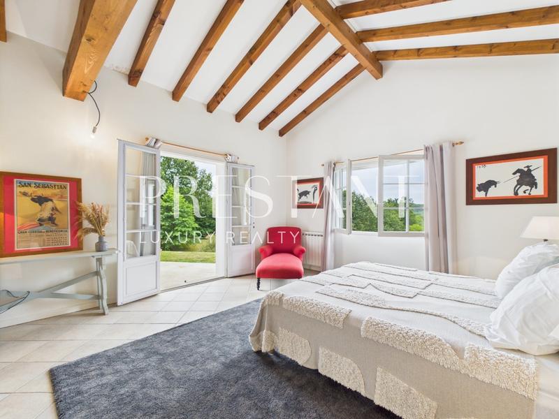 Maison - 250 m² - 7 pièces