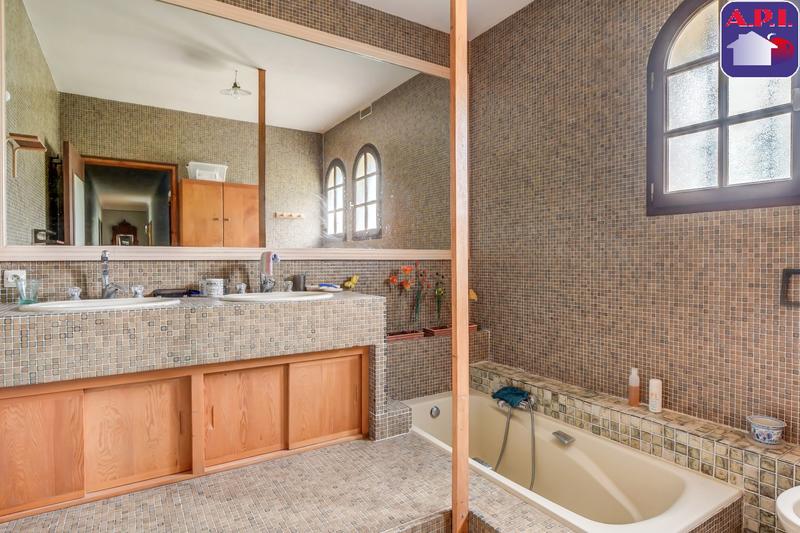 Maison - 216 m² - 7 pièces