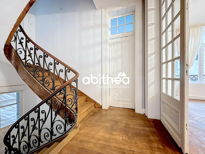 Maison - 280 m² - 11 pièces