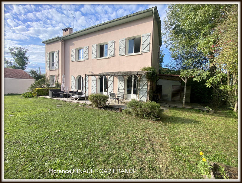 Maison - 219 m² - 8 pièces