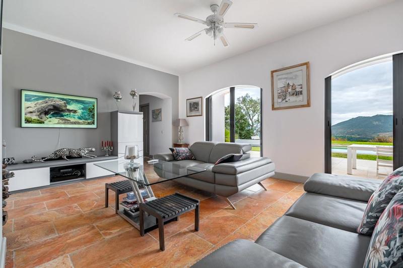 Villa - 253 m² - 8 pièces