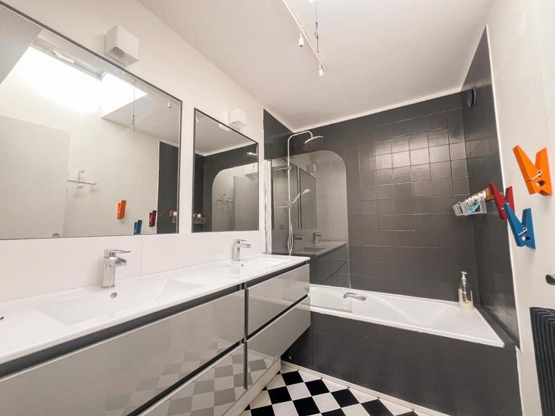 Maison - 245 m² - 10 pièces