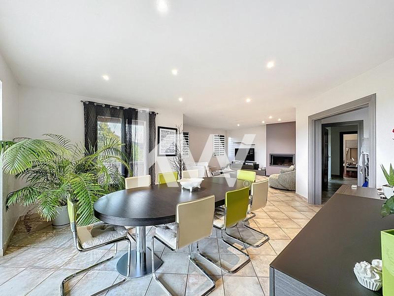 Maison - 220 m² - 8 pièces