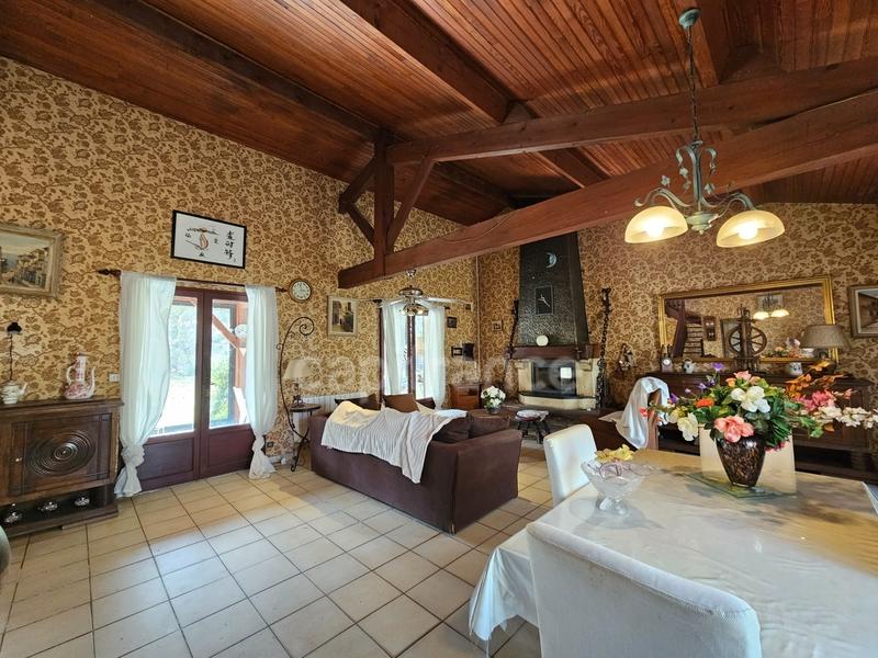 Maison - 214 m² - 7 pièces