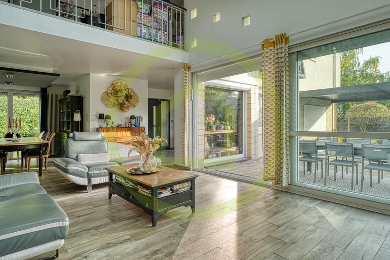 Maison - 233 m² - 9 pièces