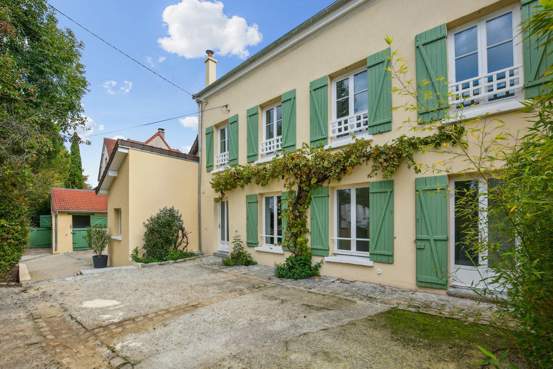 Maison - 210 m² - 10 pièces
