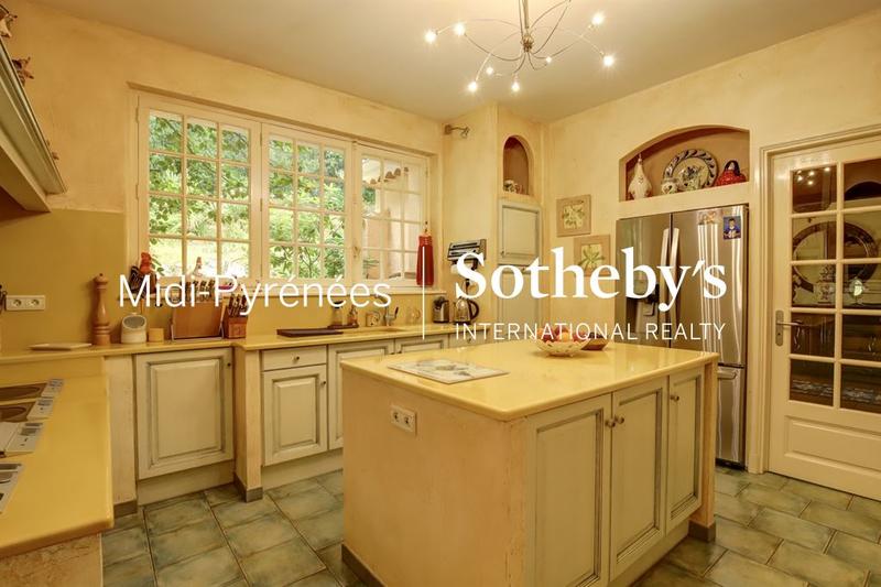 Maison - 355 m² - 10 pièces