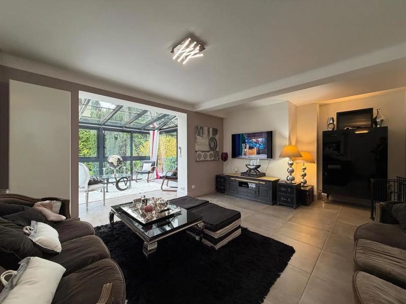 Maison - 230 m² - 8 pièces