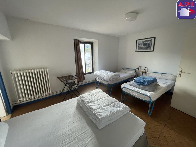 Propriété - 1 252 m² - 38 pièces