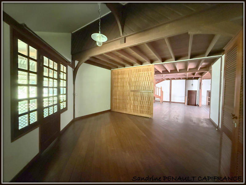 Maison de bois - 268 m² - 5 pièces