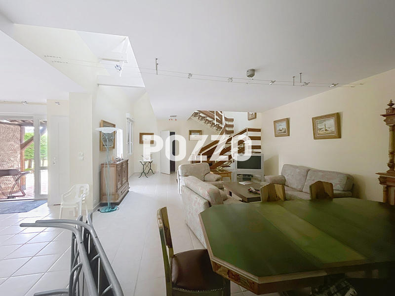 Maison - 201 m² - 16 pièces