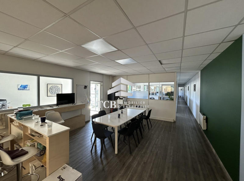 Local d'activités - 916 m²