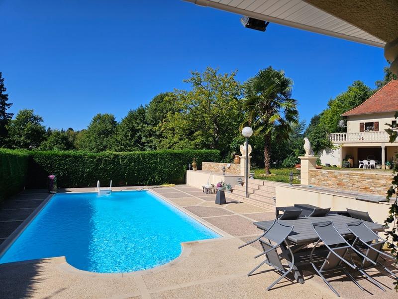 Maison - 287 m² - 10 pièces