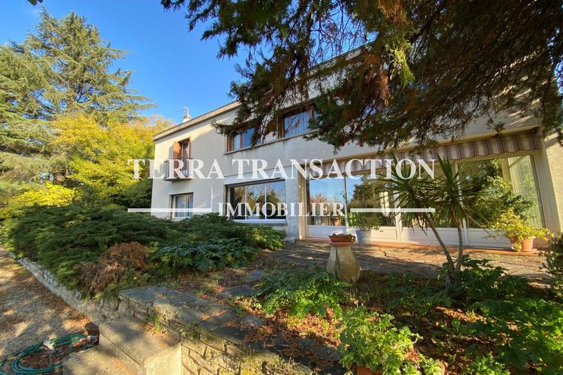 Propriété - 260 m² - 11 pièces