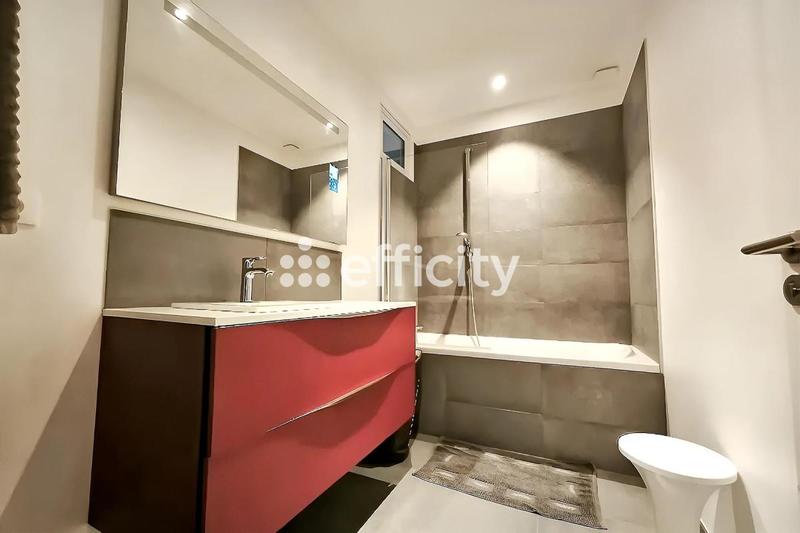 Maison - 234 m² - 8 pièces