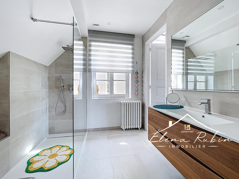 Propriété - 251 m² - 10 pièces