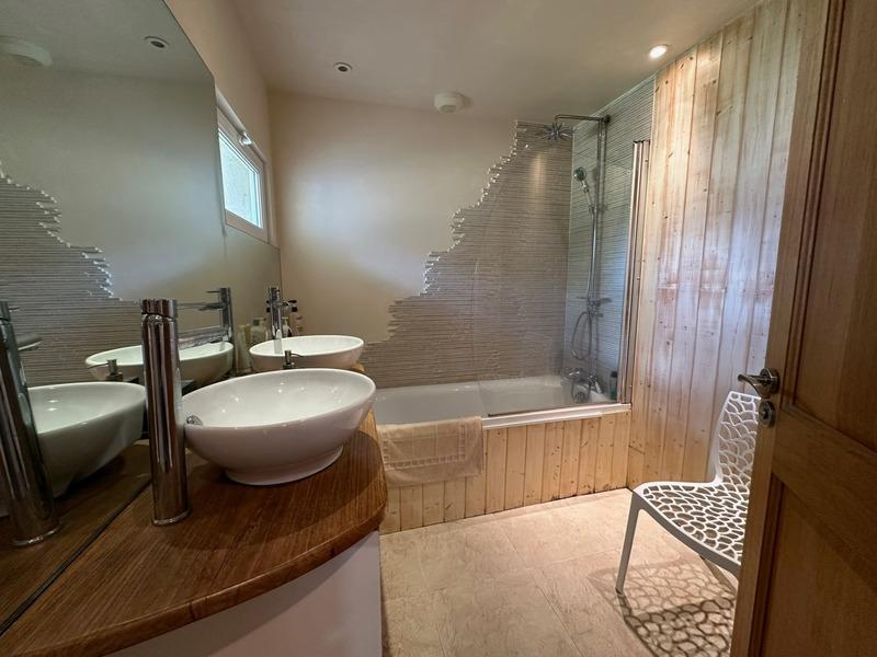 Maison - 230 m² - 6 pièces