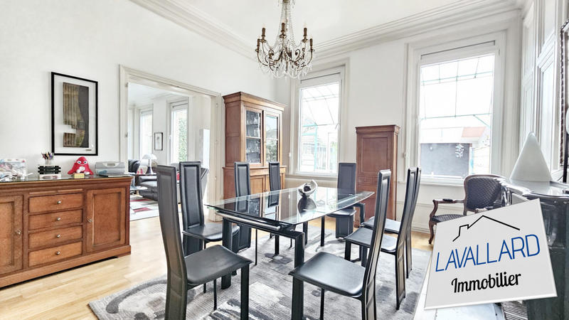 Maison - 250 m² - 13 pièces