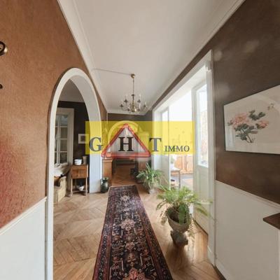 Maison - 220 m² - 8 pièces