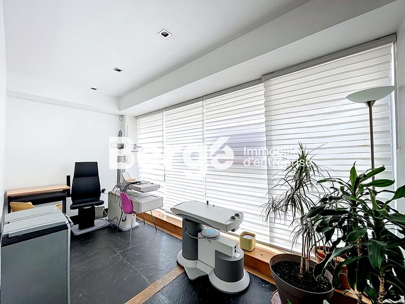 Local commercial - 235 m² - 18 pièces