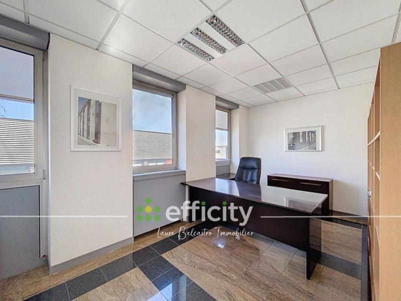 Local d'activité / Entrepôt - 670 m² - 25 pièces