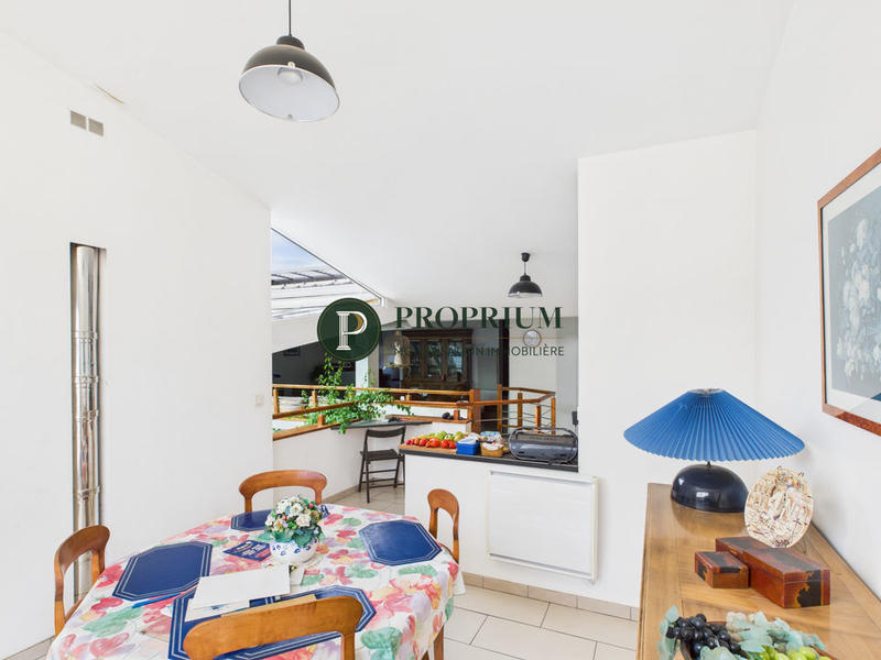 Maison - 220 m² - 8 pièces