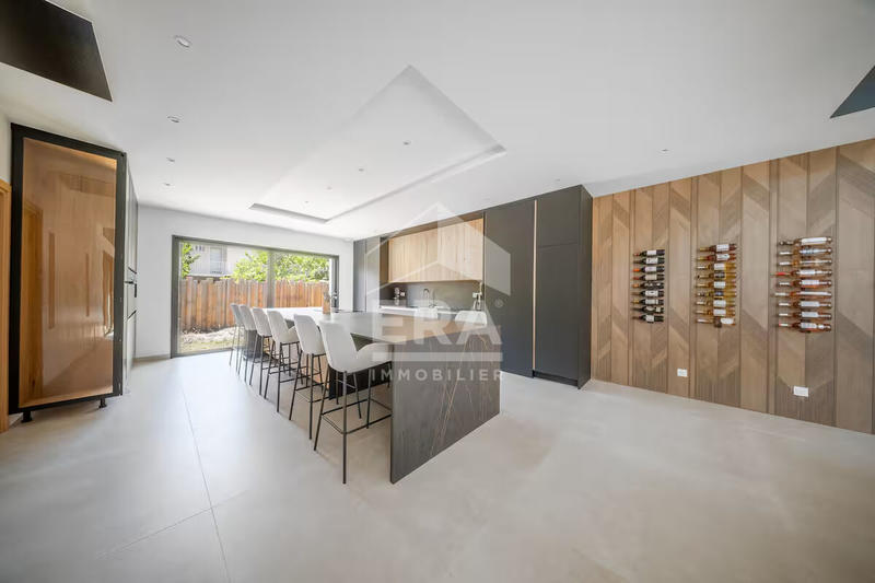 Maison - 230 m² - 7 pièces