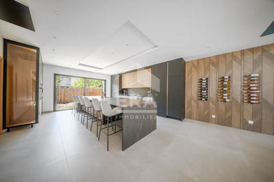 Maison - 230 m² - 7 pièces