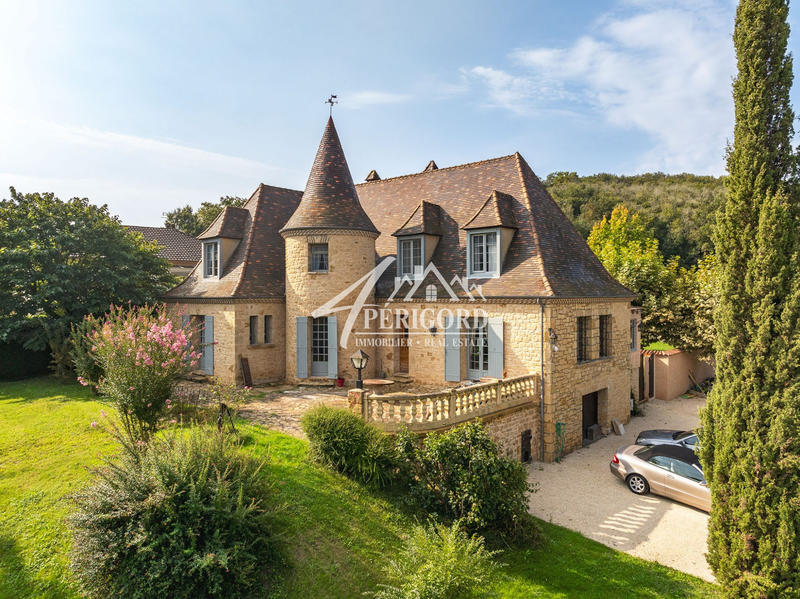 Maison traditionnelle - 227 m² - 10 pièces