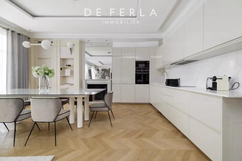 Appartement - 215 m² - 6 pièces