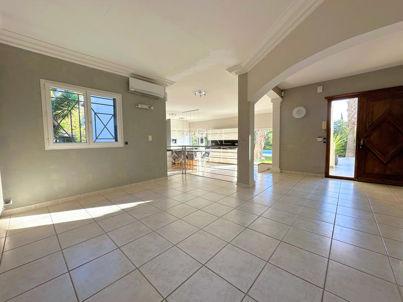 Maison - 240 m² - 7 pièces