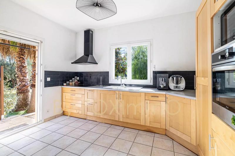 Maison - 330 m² - 9 pièces