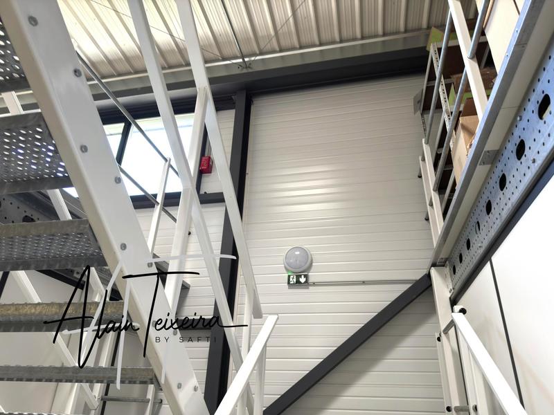 Local commercial - 820 m² - 4 pièces