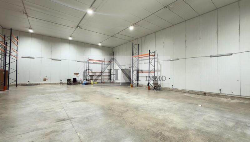 Entrepôt - 1 965 m²