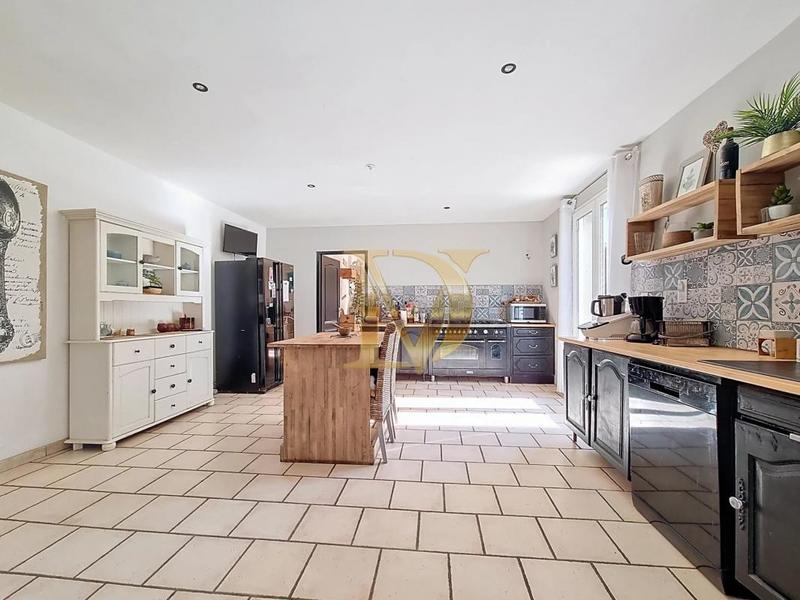 Maison - 245 m² - 9 pièces